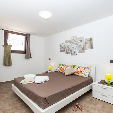 Gaimaro' A 50 M Dalla Apartamento *